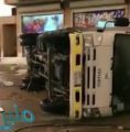 بالفيديو.. انقلاب شاحنة بأحد أحياء بريدة بفعل قوة الرياح