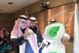 وزير التعليم يسلّم الروبوت ” تقني” بطاقة أول موظف آلي
