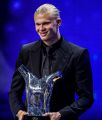 هالاند يتوج بجائزة (يويفا) كأفضل لاعب بأوروبا