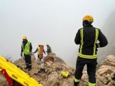 وفاة شخص وإصابة آخر إثر سقوطهما من منحدر جبلي بالطائف