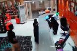 بالفيديو: نزيل يعتدي على موظفة بالضرب في فندق بجازان.. والشرطة تتابع التحقيق