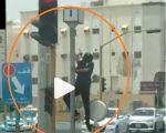 بالفيديو: لحظة قيام ملثم بتكسير وتهشيم جهاز “ساهر” في شارع بـ”جدة” في وضح النهار