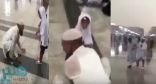 بالفيديو.. زائر يحتفل مع طفلته بتساقط الأمطار في الحرم النبوي بطريقة عفوية