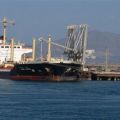 مسؤول يمني : تعرض 63 سفينة محملة بمواد إغاثية للنهب ‏من قبل الانقلابيين