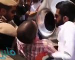 فيديو يوضح حقيقة رفع رجال أمن لشخص ميت لتقبيل الحجر الأسود