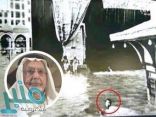 هل تذكر صورة الشاب الذي طاف حول الكعبة سباحة قبل 77 عاماً.. تعرف على قصته