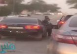 بالفيديو: مضاربة عنيفة بين “سائقين” في إشارة مرورية بـ”الرياض”