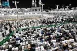 جموع المصلين يؤدون صلاتي العشاء والتراويح في المسجد الحرام في ليلة 27 من رمضان