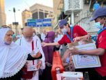 كشافة وزارة التعليم توزّع 15 ألف وجبة إفطار لحجاج بيت الله الحرام