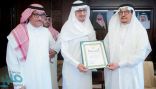 وزير التعليم يسلم الدكتور الزير وسام الملك عبدالعزيز من الدرجة الأولى