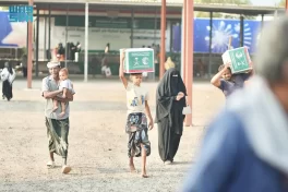 مركز الملك سلمان يوزع سلالًا غذائية لدعم النازحين والمجتمع المضيف في محافظة تعز