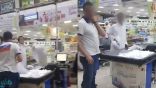 رجل يُسيء لموظفة سعودية ويُلقي المشتريات في وجهها
