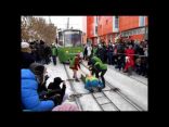 فيديو.. امرأة روسية تسحب ترام وزنه 18 طناً في درجة حرارة 20 تحت الصفر