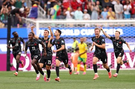 يوستاكيو يقود كندا إلى دور الـ16 بهدف قاتل في شباك جنوب إفريقيا