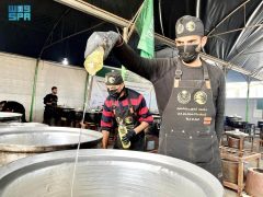 مركز الملك سلمان للإغاثة يوزّع (24,000) وجبة غذائية ساخنة على الأسر النازحة في قطاع غزة