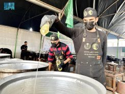 مركز الملك سلمان للإغاثة يوزّع (24,000) وجبة غذائية ساخنة على الأسر النازحة في قطاع غزة