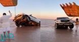بالفيديو.. مواطنون يستخرجون سياراتهم الغارقة بسيول حفر الباطن