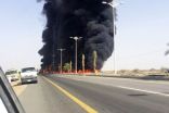 بالصور : حريق ضخم لناقلة وقود يغلق الطريق الدولي “بيش- الدرب”