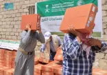 مركز الملك سلمان للإغاثة يوزع 3.000 كرتون تمر في مدينة الأزارق بمحافظة الضالع