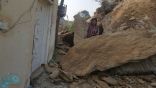 صخرة عملاقة من جبل ماغص تسقط داخل فناء منزل بقرية الحقو في بيش (صور)