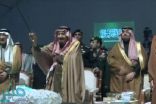 خادم الحرمين الشريفين يتفاعل مع العرضة السعودية خلال حفل استقبال أهالي الحدود الشمالية‎ (فيديو)