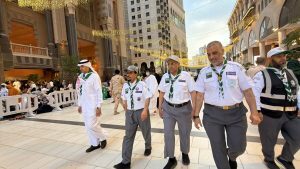 الأمين العام لجمعية الكشافة يقف ميدانياً على جهود معسكر الخدمة العامة بمكة المكرمة لموسم رمضان ١٤٤٧هـ