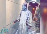 شرطة المنطقة الشرقية تتخذ الإجراءات النظامية بحق من ظهروا في فيديو “سكب البوية على وجه المقيم”