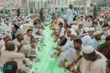 أمير مكة يوجه بتوزيع 250 ألف وجبة سحور يوميا على ضيوف الرحمن طيلة العشر الأواخر