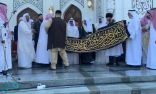 بالفيديو.. رئيس الشيشان يتسلم هدية خادم الحرمين وولي العهد في أكبر مسجد بأوروبا