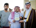 الشمري يسلم الكؤوس للفائزين في فروسية جدة