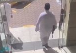 القبض على مواطن لحيازته سلاح رشاش داخل مطعم في الرياض