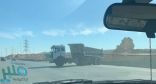 قائد شاحنة متهور يعكس أحد المخارج ويعترض طريق الدائري الغربي