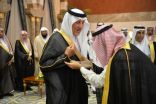 أمير مكة يثير إعجاب رواد التواصل بعدما رفض تقبيل نائبه ليده