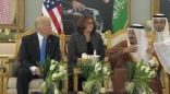 شاهد.. الملك سلمان يشرح لترامب ماذا يعني هزّ فنجان القهوة العربية