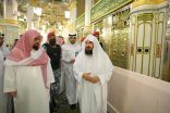 “السديس” يتفقد الخدمات المقدمة للزوار بممر السلام على الرسول ﷺ وصاحبيه