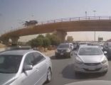“مرور الرياض” يباشر حـادثًا مروريًا لسقوط مركبة من جسر على الطريق الدائري الشرقي