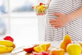 “سعود الطبية” توضح الأطعمة المفيدة والضارة لصحة الأم وجنينها أثناء الحمل