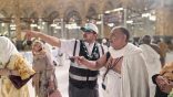 قائد كشفي يُعيد الطمأنينة لمعتمر عند الكعبة