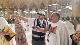 قائد كشفي يُعيد الطمأنينة لمعتمر عند الكعبة