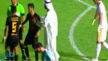 شاهد.. شيخ كويتي ينزل إلى أرضية الملعب ويطالب لاعبيه بالانسحاب