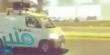 شاهد ..سيارة تجوب مدن المملكة صادحة بتكبيرات ذي الحجة .. ورواد المواقع بثت الفرح فينا