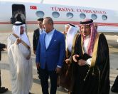وزير الخارجية التركي يُغادر جدة والخريجي في وداعه بالمطار