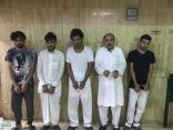 الإطاحة بعصابة مكون من خمسة باكستانيين احتجزوا وافدين وعذبوهم بهدف السرقة (صور)