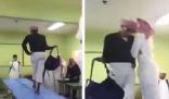 بالفيديو.. طلاب يُقلدون عارضات الأزياء داخل الفصل يثير موجة من الجدل