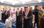 شاهد..”خادم الحرمين” يؤدي صلاة الميت على الأمير بندر بن عبدالعزيز آل سعود