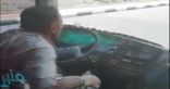 القبض على السائق الذي ظهر في مقطع فيديو وهو يقود حافلة بأسلوب غير نظامي