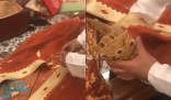شاهد: لحظة تجهيز “بشت” مشنشل بقطع الذهب الكبيرة ليرتديه فنان كويتي أثناء إحياء حفل غنائي!