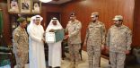 محافظ المجاردة وضباط خلية العناية بأسر الشهداء يسلمون ذوي الشهداء وسام الملك عبدالعزيز من الدرجة الثالثة