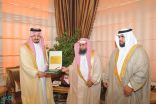 أمير عسير يستقبل العماري ويستلم التقرير السنوي للشؤون الإسلامية بالمنطقة