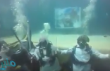 فيديو.. غواصون يحتفلون باليوم الوطني يؤدون العرضة في قاع البحر
